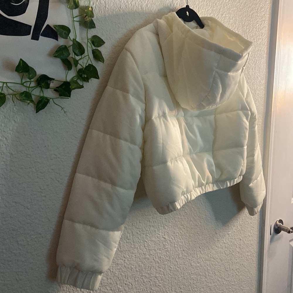 White  Puffer coat - Picture 9 of 11